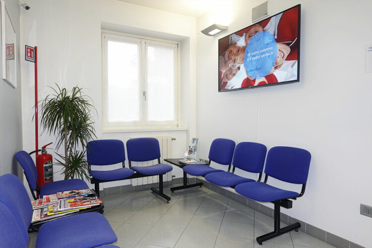 sala attesa studio dentistico dongo